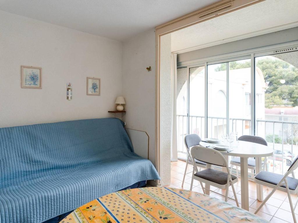 une chambre avec un lit, une table et des chaises dans l'établissement Appartement à Gruissan avec Piscine - 4 Pers. - FR-1-409A-8, à Narbonne