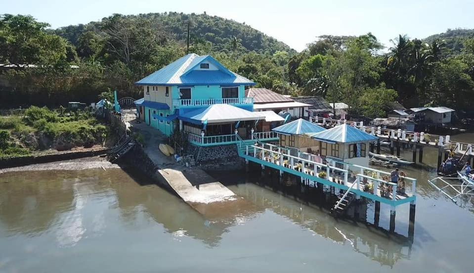 Vue aérienne d'une maison sur l'eau dans l'établissement Bella Louise Bar Resto, à Busuanga