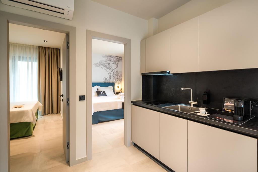 Kuchyň nebo kuchyňský kout v ubytování Hara Suites