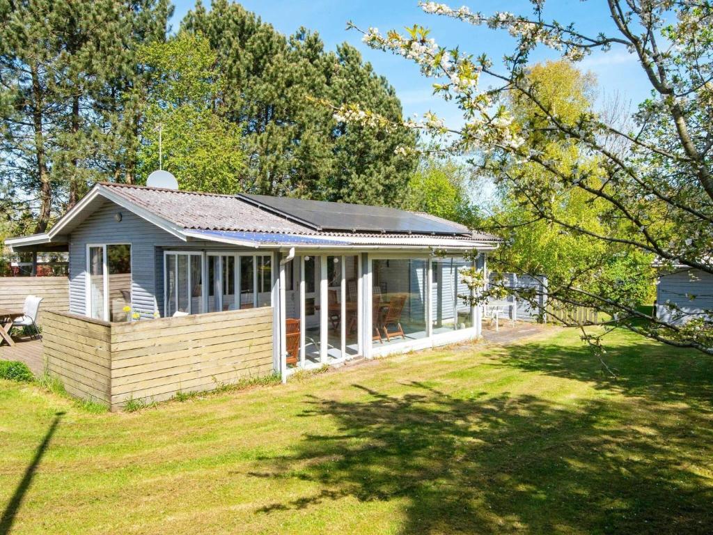 ein Haus mit einem großen Hof mit einem Haus in der Unterkunft 5 person holiday home in Odder in Odder