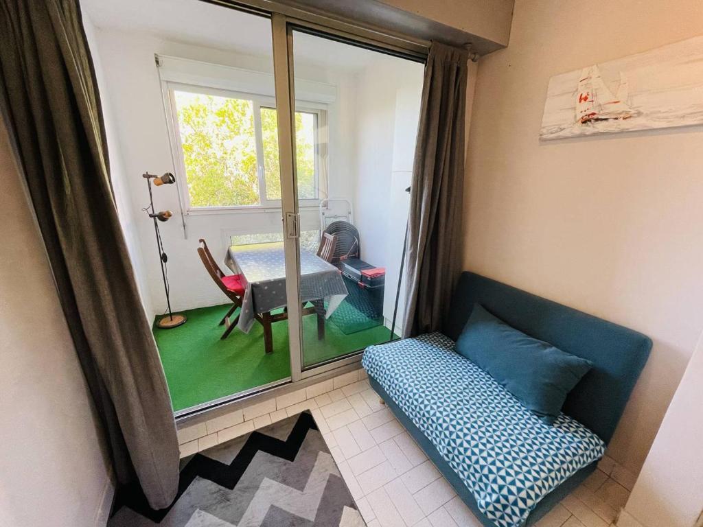 une chambre avec un canapé, une table et une fenêtre dans l'établissement Studio rénové pour 2 pers, Centre Port, proche plage, parking inclus - Cap d'Agde - FR-1-723-13, au Cap d'Agde