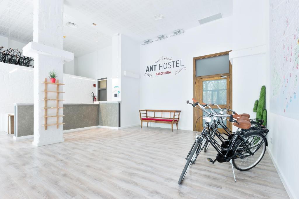 una bicicleta estacionada en una habitación con cocina en Ant Hostel Barcelona, en Barcelona