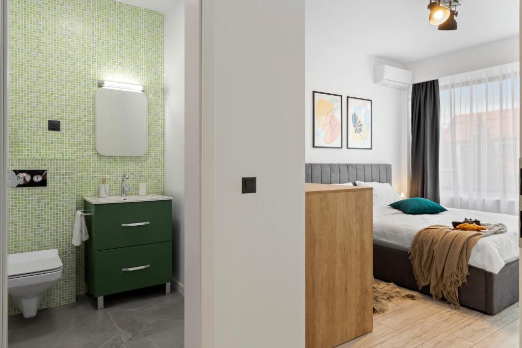 - une chambre avec un lit, un lavabo et des toilettes dans l'établissement 6Rooms, à Sibiu