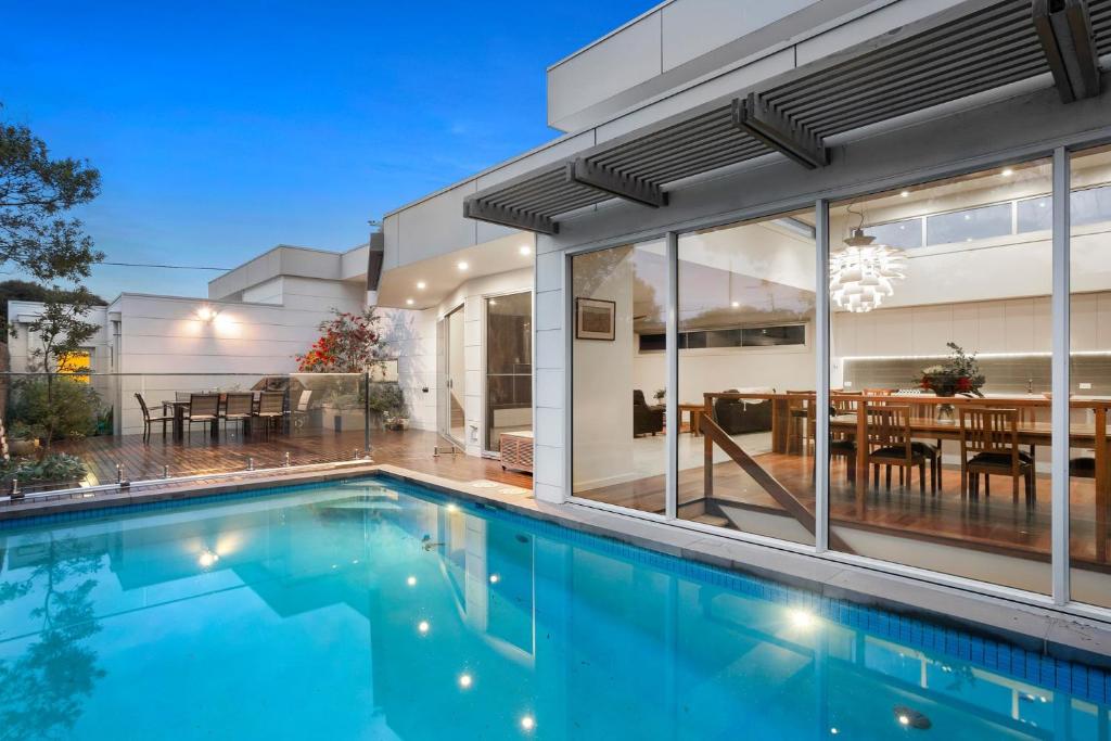 een zwembad voor een huis bij Marvellous Montfort in Blairgowrie