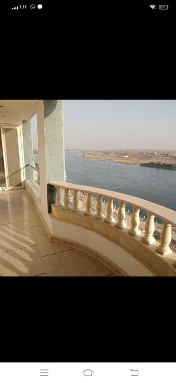 een balkon van een gebouw met uitzicht op het water bij شقه سكنيه in Caïro