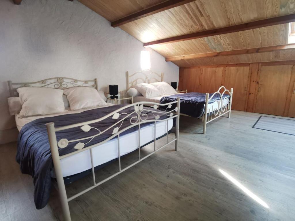 1 Schlafzimmer mit 2 Betten in einem Zimmer in der Unterkunft Maison typique oléronaise in Le Château-dʼOléron