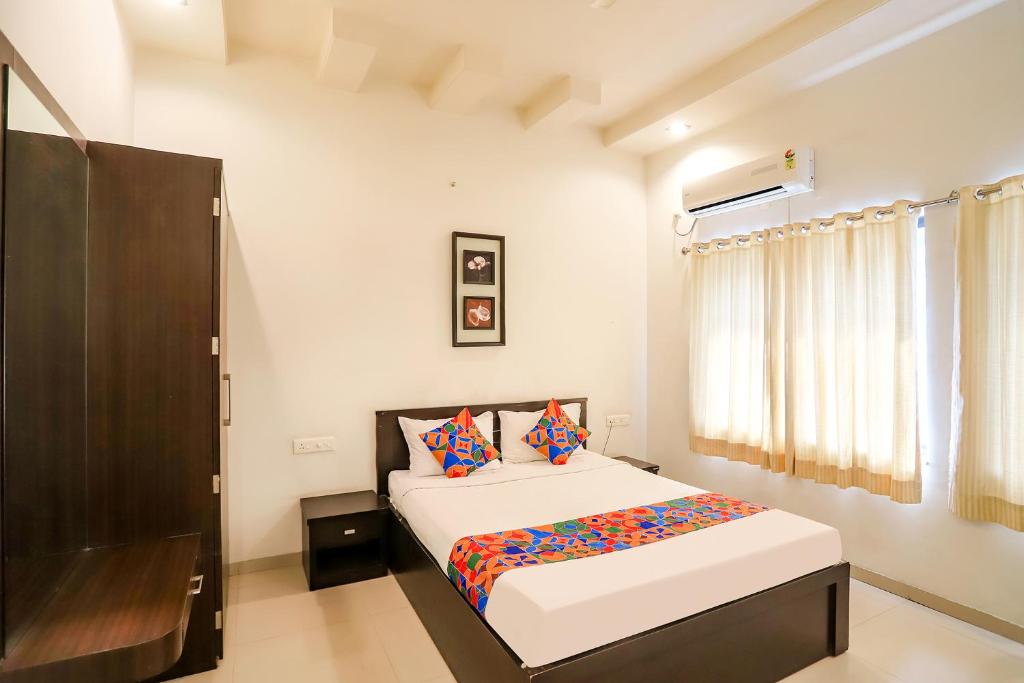 Postel nebo postele na pokoji v ubytování FabHotel Archanil Apartment - Sitanagar Cricket Ground