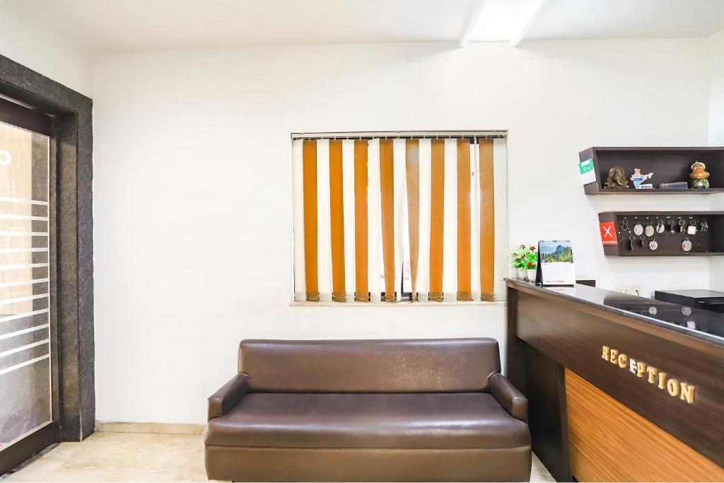 Kuchyň nebo kuchyňský kout v ubytování FabHotel Archanil Apartment - Sitanagar Cricket Ground
