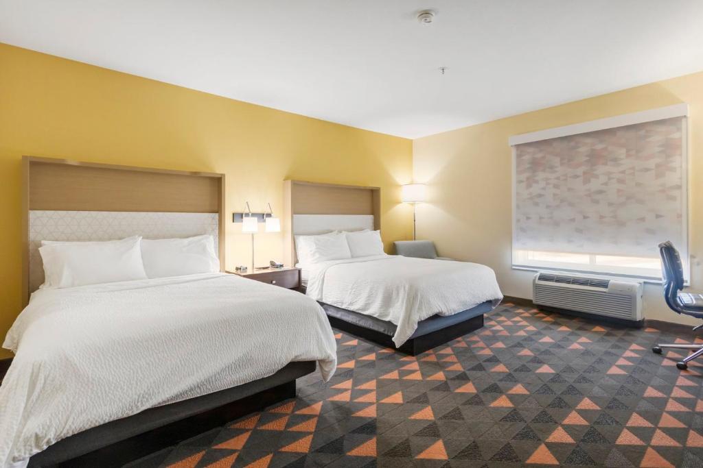 Holiday Inn Hotel & Suites Waco Northwest, an IHG Hotel - Queen Suite
