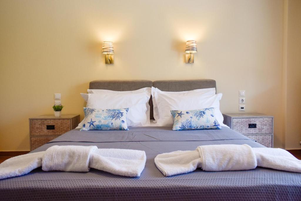 una camera da letto con un letto e asciugamani di Zoe's Flat Megali Ammos a Città di Skiathos