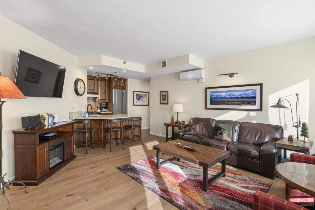 Cozy 1BDR Condo Heart of Town Walk Everywhere - Housity