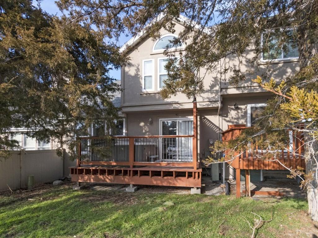 Lovely 4 BDR Home with Private Hot Tub Near Trails main image.