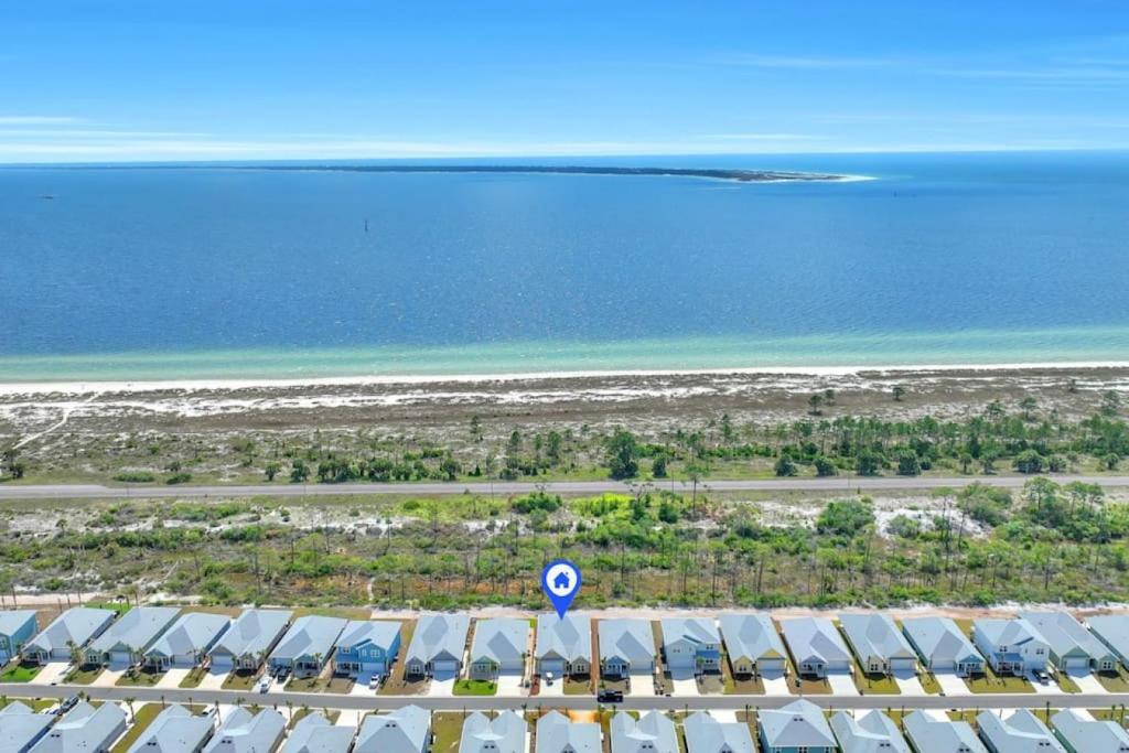une vue aérienne de la plage et de l'océan dans l'établissement Sea la Vie, à Saint Joe Beach