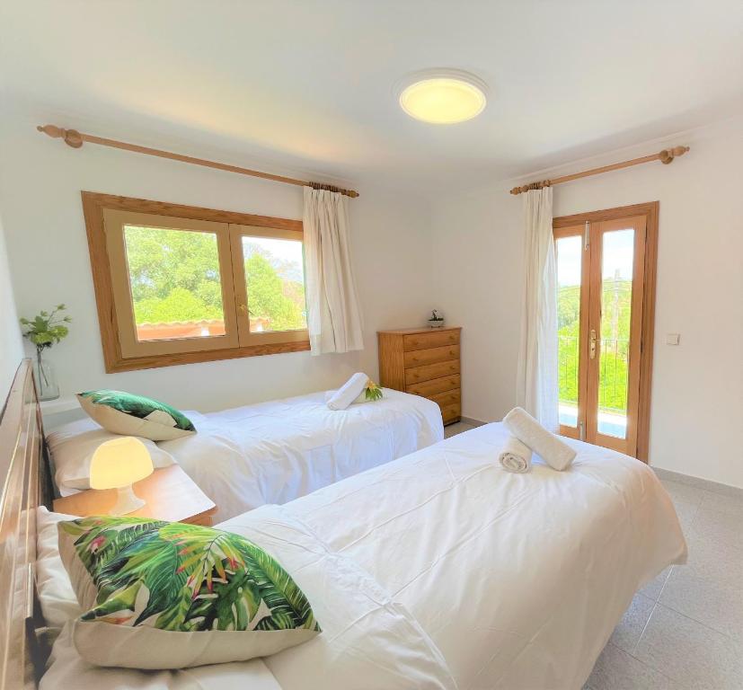 Postel nebo postele na pokoji v ubytování Ideal Property Mallorca - Madona - Es Puig