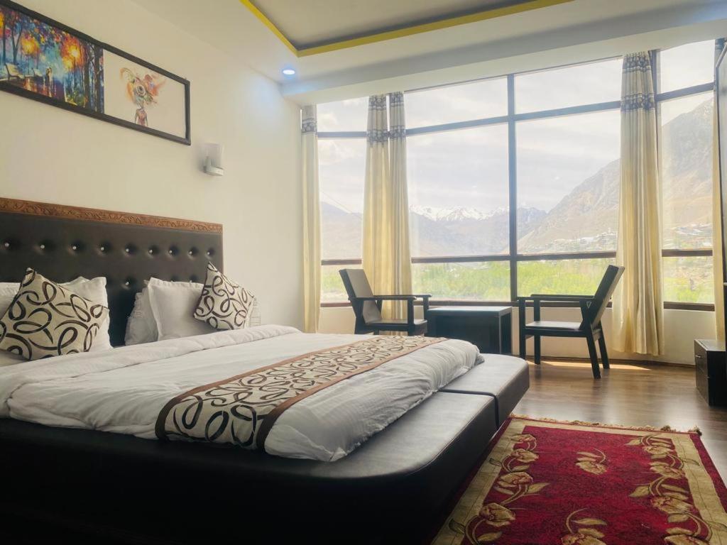 Llit o llits en una habitació de Hotel The White Castle Kargil