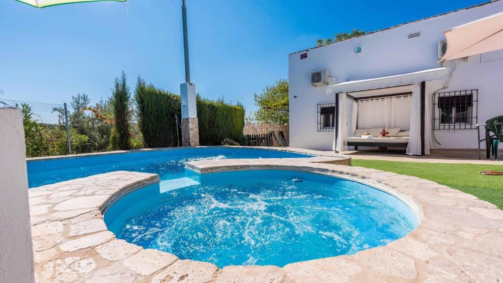 een zwembad in de achtertuin van een huis bij Casa Rural El Viso Rute by Ruralidays in Rute