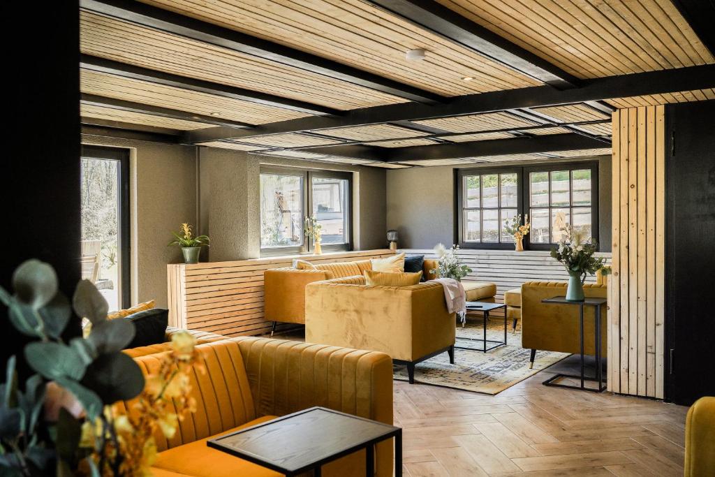 O zonă de relaxare la Luxus Villa mit 23 Zimmern und 19 Bädern und SPA