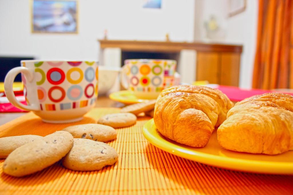 een tafel met croissants en een kopje koffie bij B&B Mattia in Civitanova Marche