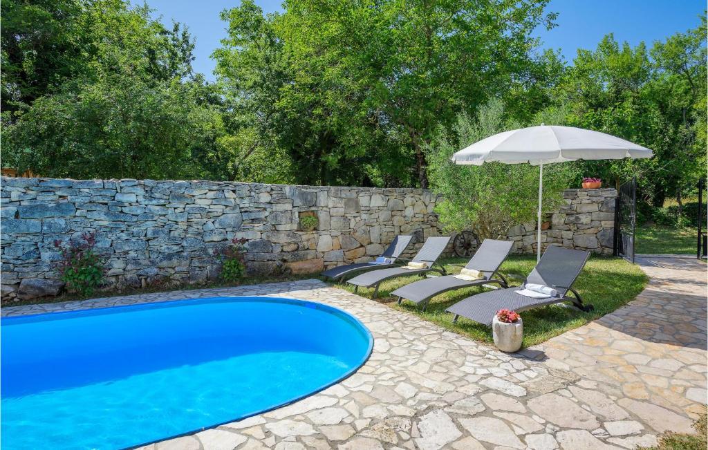 Bazén v ubytování 4 Bedroom Pet Friendly Home In Zminj nebo v jeho okolí