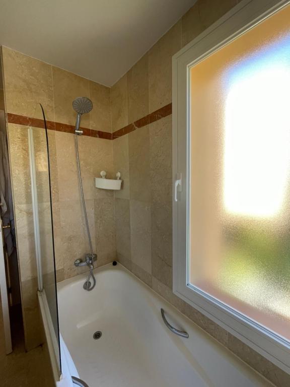 Fotografia z galérie ubytovania Halo - Amazing 4BR TownHouse with Jacuzzi and Big Terrace v Marbelli
