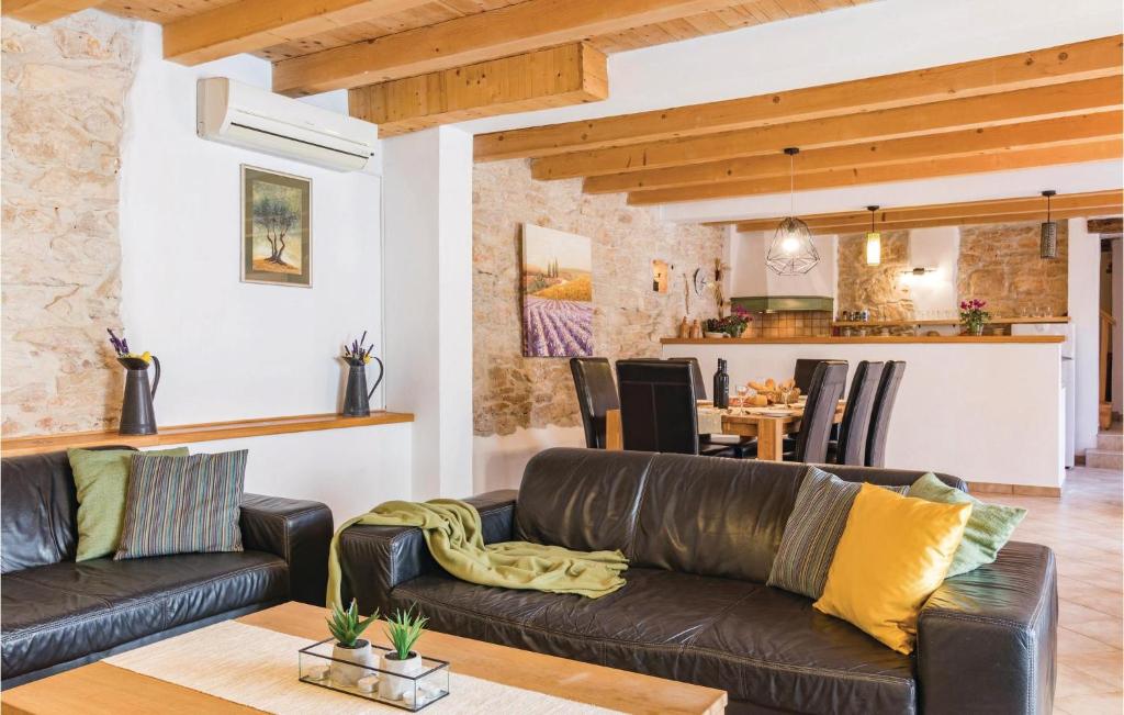 Posezení v ubytování 4 Bedroom Pet Friendly Home In Zminj
