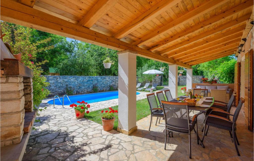 Bazén v ubytování 4 Bedroom Pet Friendly Home In Zminj nebo v jeho okolí