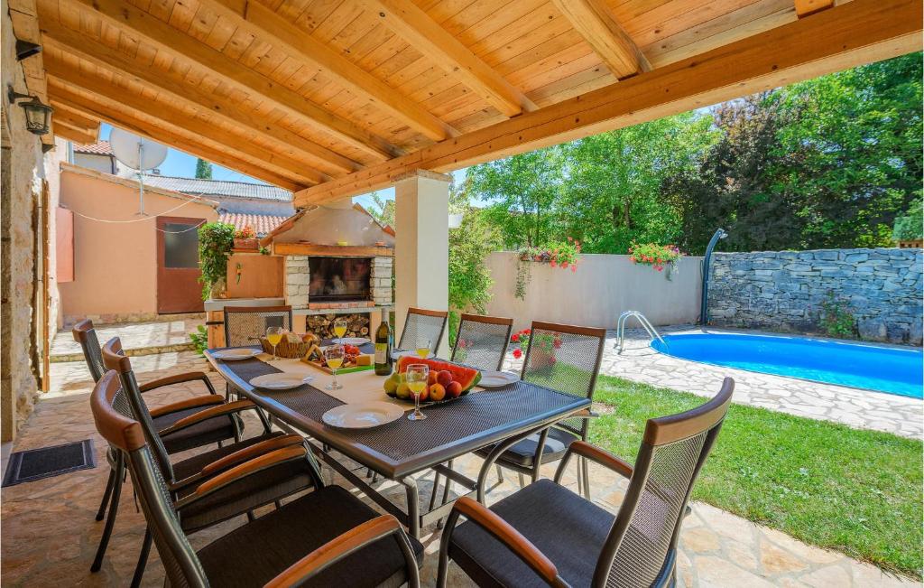 Bazén v ubytování 4 Bedroom Pet Friendly Home In Zminj nebo v jeho okolí