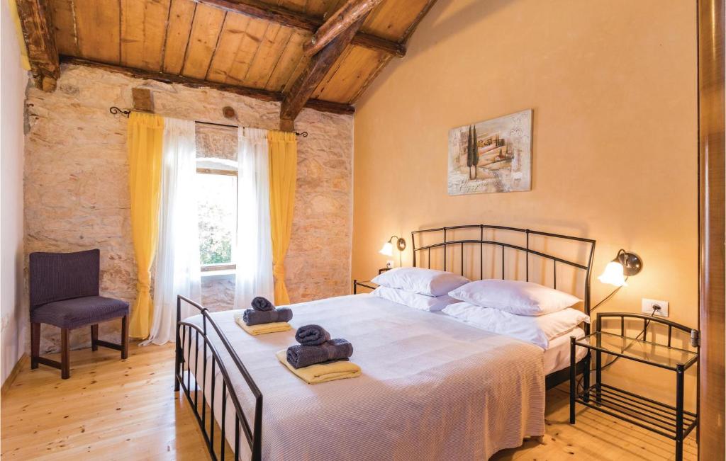 Postel nebo postele na pokoji v ubytování 4 Bedroom Pet Friendly Home In Zminj