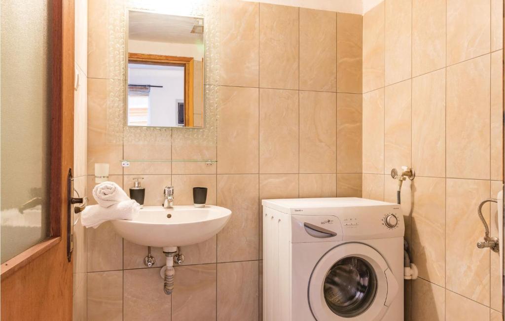 Koupelna v ubytování 4 Bedroom Pet Friendly Home In Zminj