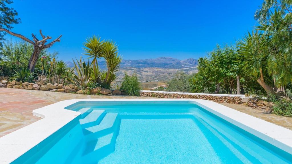 una piscina en el patio trasero de una villa en Casa de Juanito Viñuela by Ruralidays en Viñuela