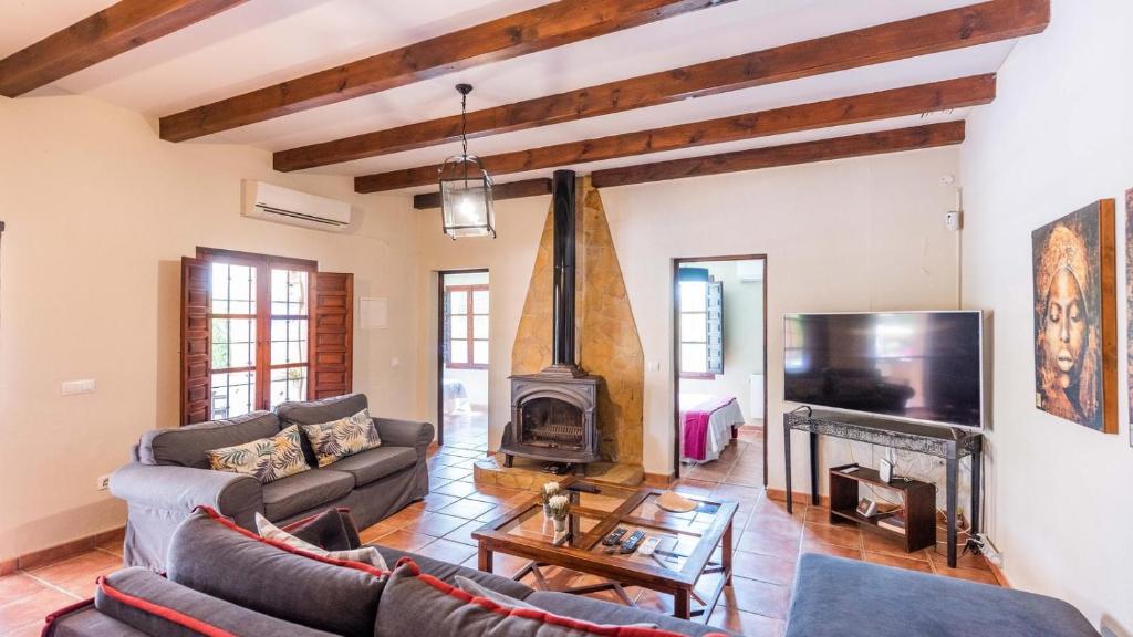 Televízia a/alebo spoločenská miestnosť v ubytovaní Casa Azahar Jimena de la Frontera by Ruralidays