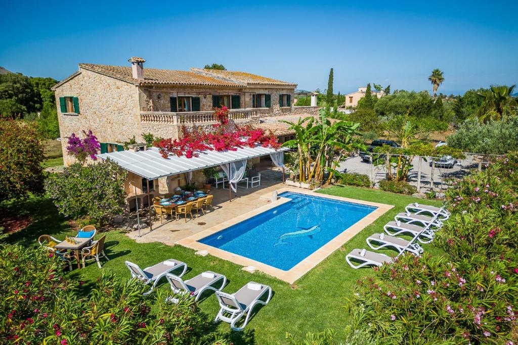 uma vista aérea de uma casa com piscina em Ideal Property Mallorca - Can Carabassot em Pollença