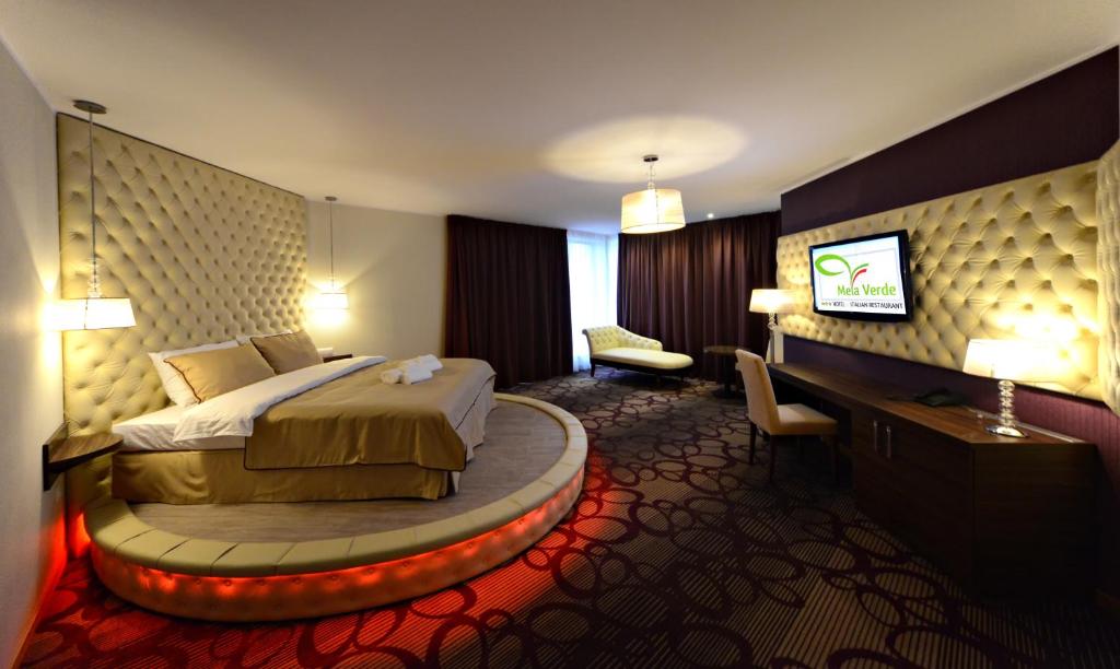 pokój hotelowy z łóżkiem i telewizorem w obiekcie Mela Verde w mieście Zakręt