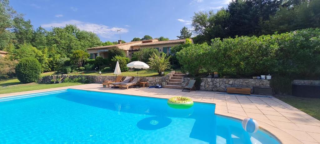ein Pool vor einem Haus in der Unterkunft Villa Casa Ismaia avec piscine au calme in Montauroux