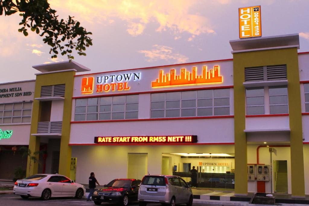 un edificio con coches estacionados frente a él en Uptown Hotel Seremban, en Seremban