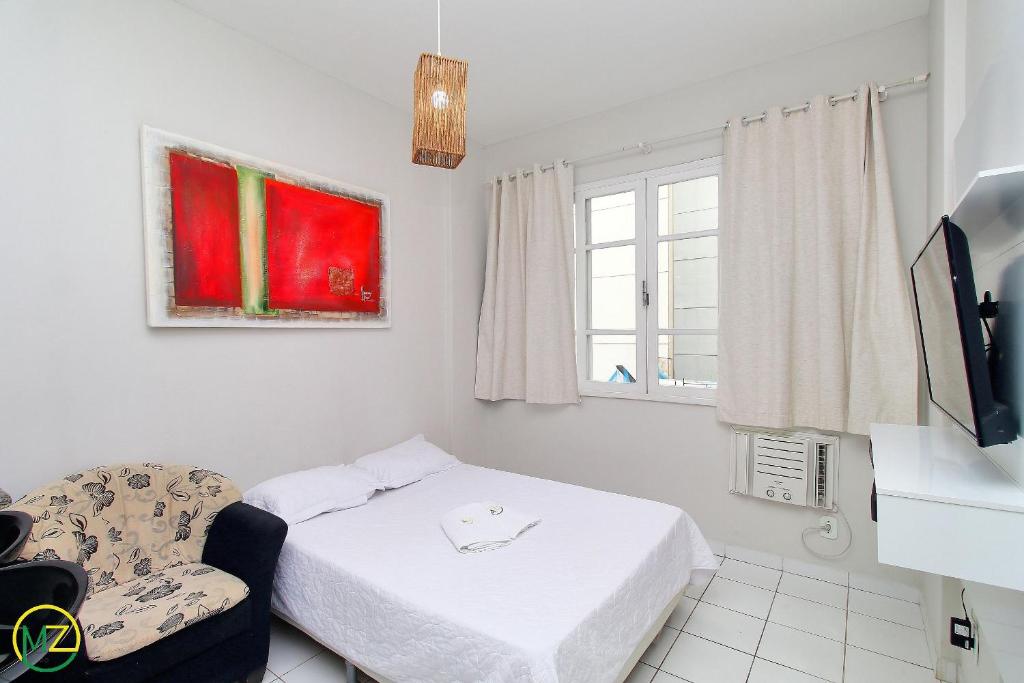 1 dormitorio pequeño con 1 cama y 1 silla en Studio barato perto de Ipanema, en Río de Janeiro