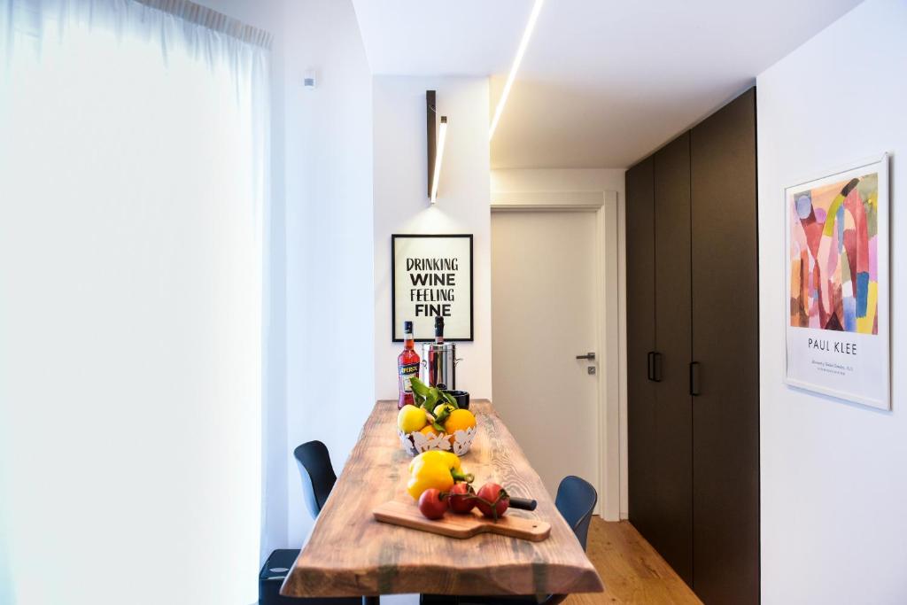 una mesa de comedor con frutas y verduras. en Residenza Emilia, en Padua