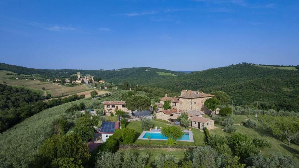 - une vue aérienne sur une maison dans les collines dans l'établissement La Pagliera di Badia a Passignano, à Badia A Passignano