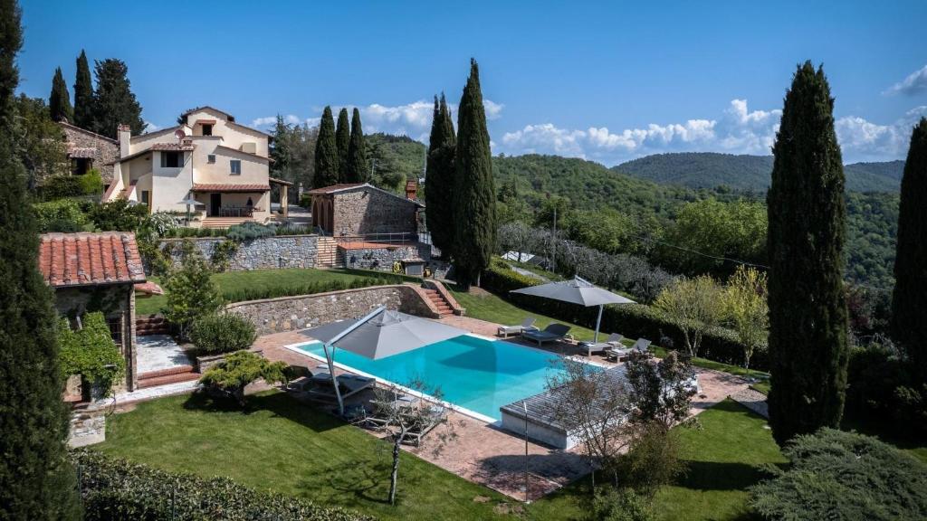 an external view of a villa with a swimming pool at Casale San Vincenti in Gaiole in Chianti