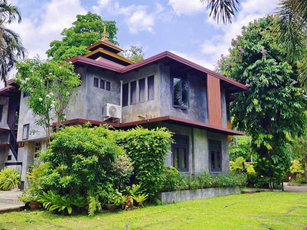 una casa en medio de un patio en Seed Villa·Nimman Thai Local Lanna garden villa, en Chiang Mai