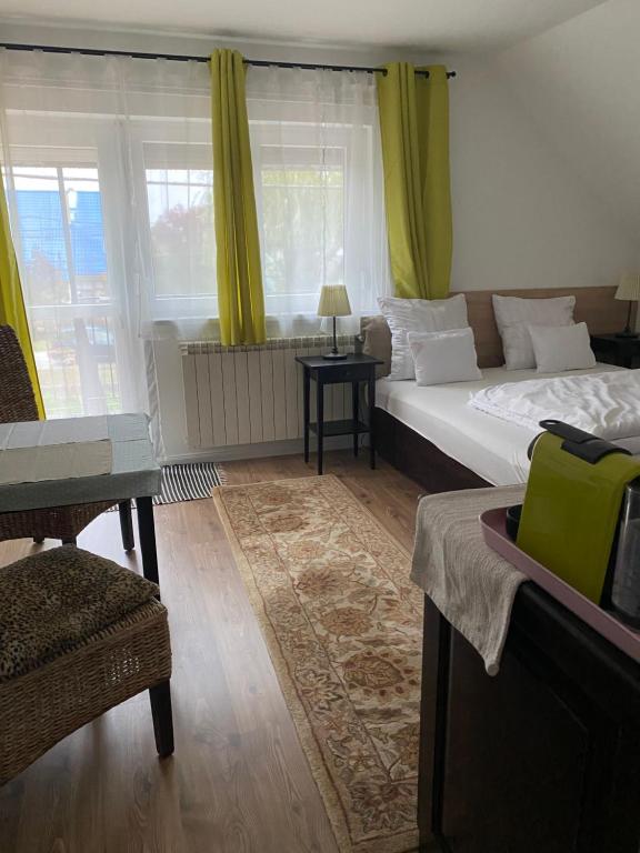 Postel nebo postele na pokoji v ubytování Helga Vendégház