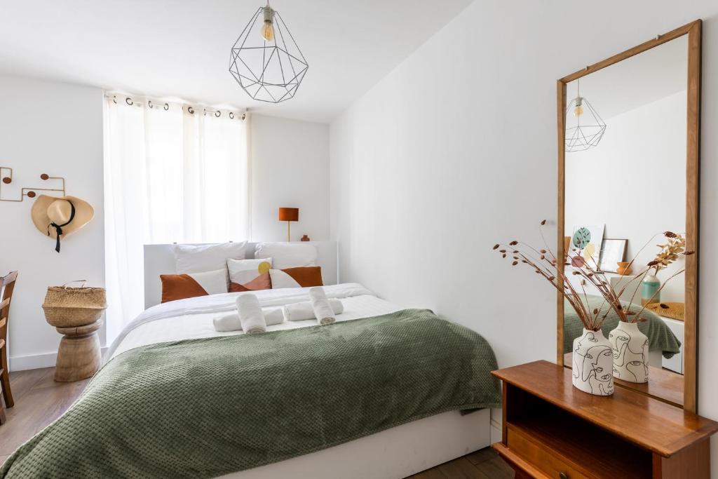 Posteľ alebo postele v izbe v ubytovaní 90m2 renové - terrasse en plein coeur de marseille