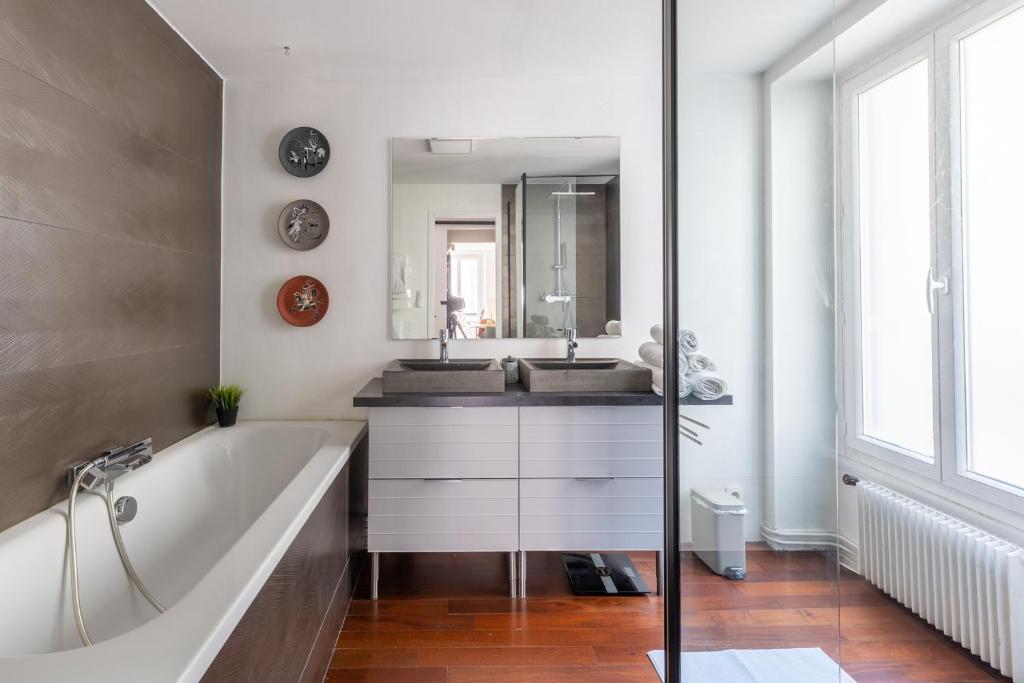 Kúpeľňa v ubytovaní 90m2 renové - terrasse en plein coeur de marseille