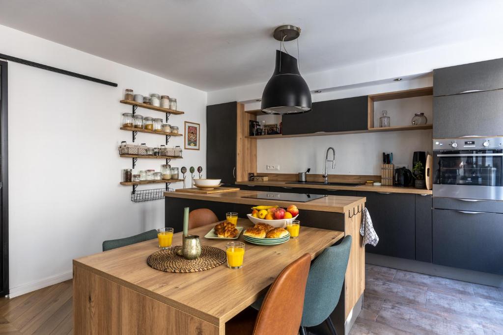 Kuchyňa alebo kuchynka v ubytovaní 90m2 renové - terrasse en plein coeur de marseille