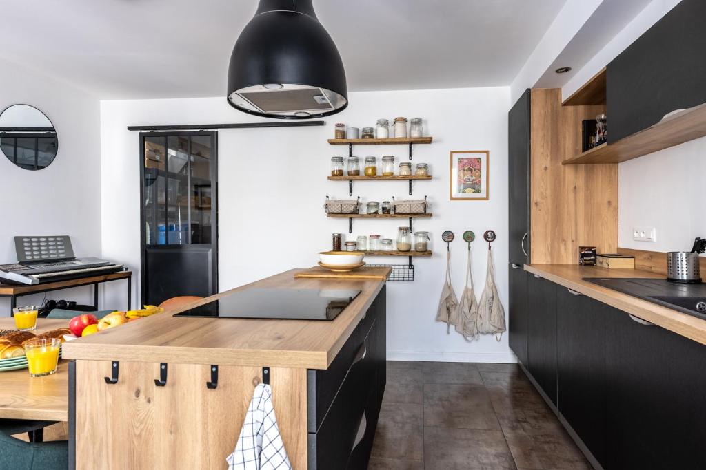 Kuchyňa alebo kuchynka v ubytovaní 90m2 renové - terrasse en plein coeur de marseille
