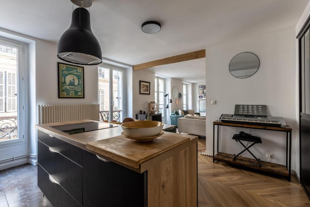 Kuchyňa alebo kuchynka v ubytovaní 90m2 renové - terrasse en plein coeur de marseille