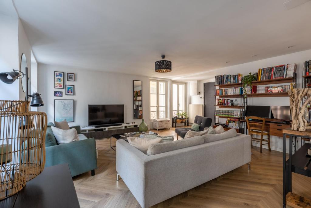 Televízia a/alebo spoločenská miestnosť v ubytovaní 90m2 renové - terrasse en plein coeur de marseille