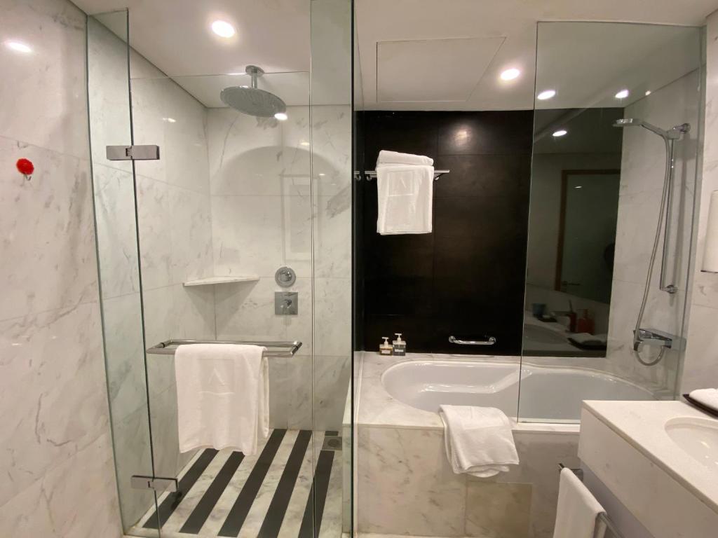 SuperHost EMAAR Residences Fashion Avenue - Address Dubai Mall - Three-Bedroom Apartment