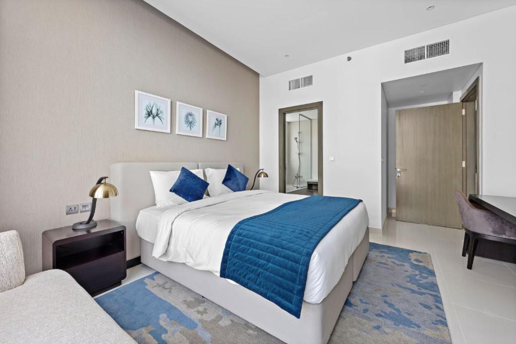 Кровать или кровати в номере ALiving Modern Living 1BR at Business Bay DAMAC Maison Prive 517