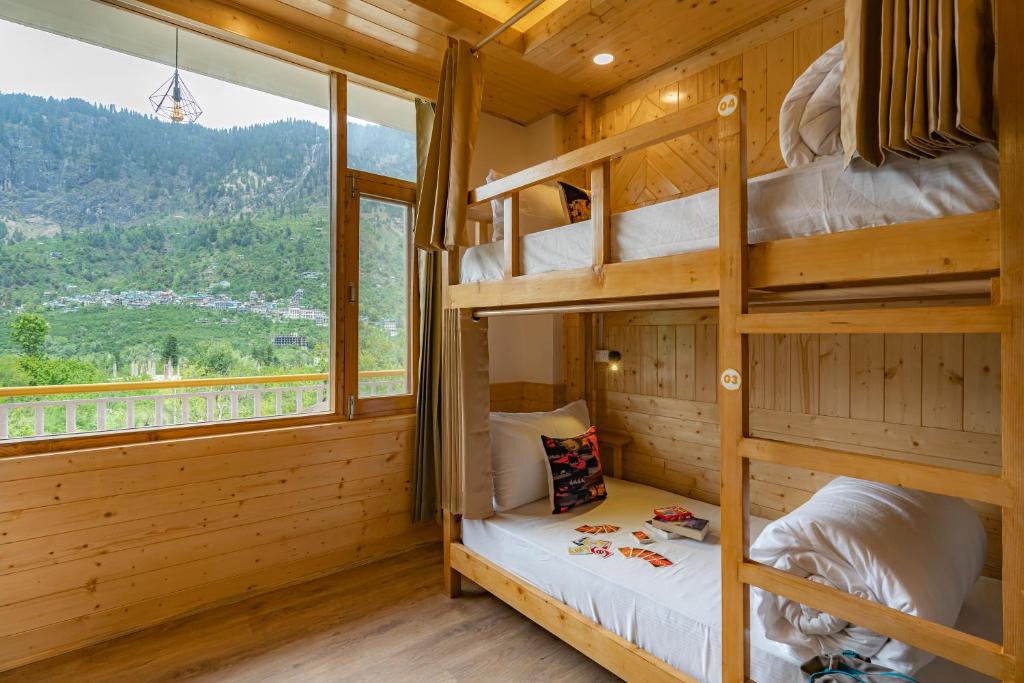 Postel nebo postele na pokoji v ubytování The Social Stays Manali formerly ArtBuzz